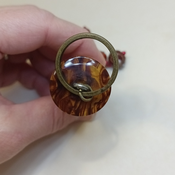 Wine Cork Keychain With Wedding Cake Glass Beads Hanging From Gold Tone Metal - Picture 2 of 7